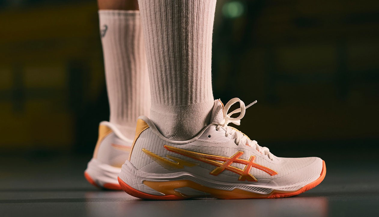 Isa Ternede over de ASICS Netburner Ballistic FF 4